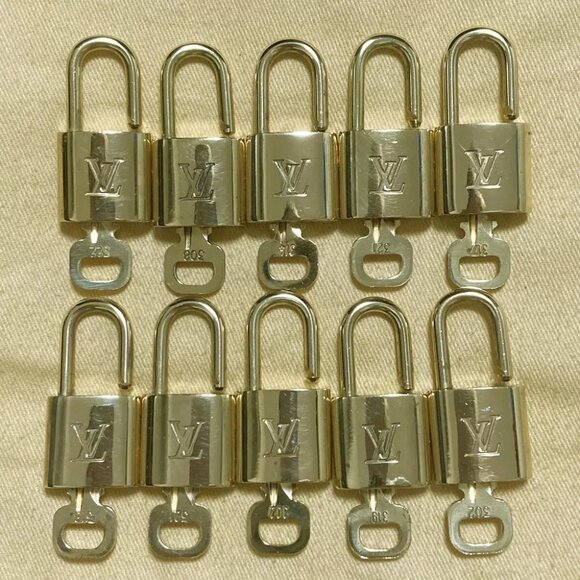 LOUIS VUITTON LV 10 SET PADLOCK KEY CHARM CADENA GOLD-PLATED FRANCE - Picture 1 of 4